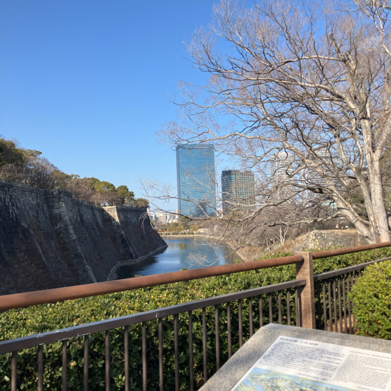 大阪城から見えるクリスタルタワー