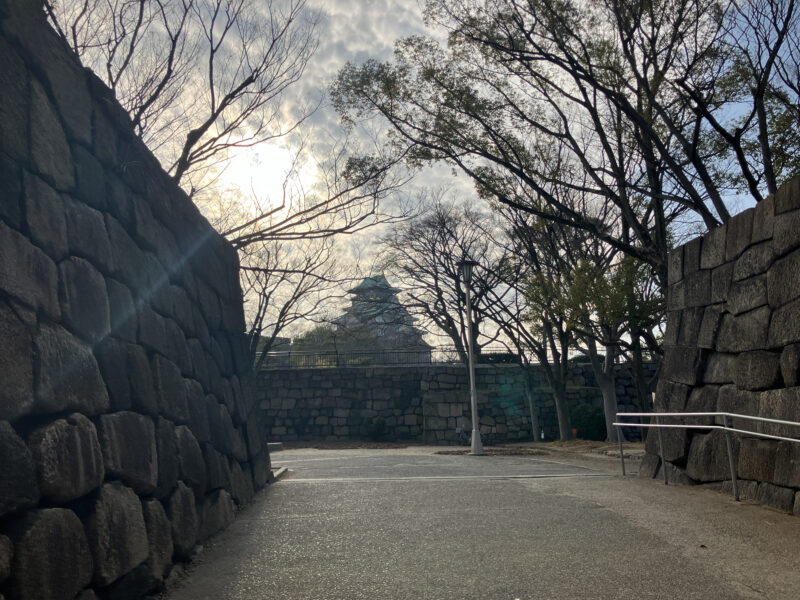 大阪城と生い茂る木々