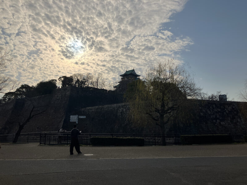 大阪城天守閣を大阪城ホール方面から撮る
