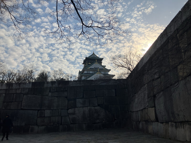 大阪城上空に広がる鱗雲